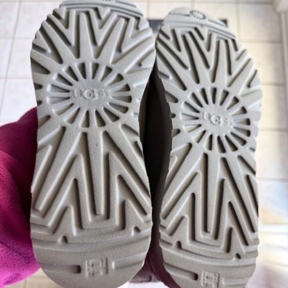 UGG  Amie - Classic Slim Water Resistant Short Women's Boot. 8 1/2 M, Grey suede - Picture 5 of 6